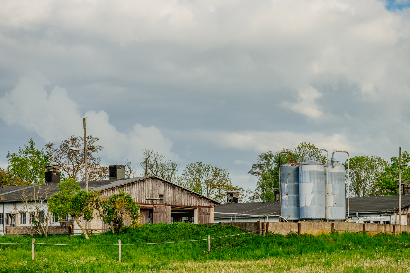 Ehemalige landwirtschaftliche Gebäude und Metallsilos des alten Gutsgeländes in Holzendorf.