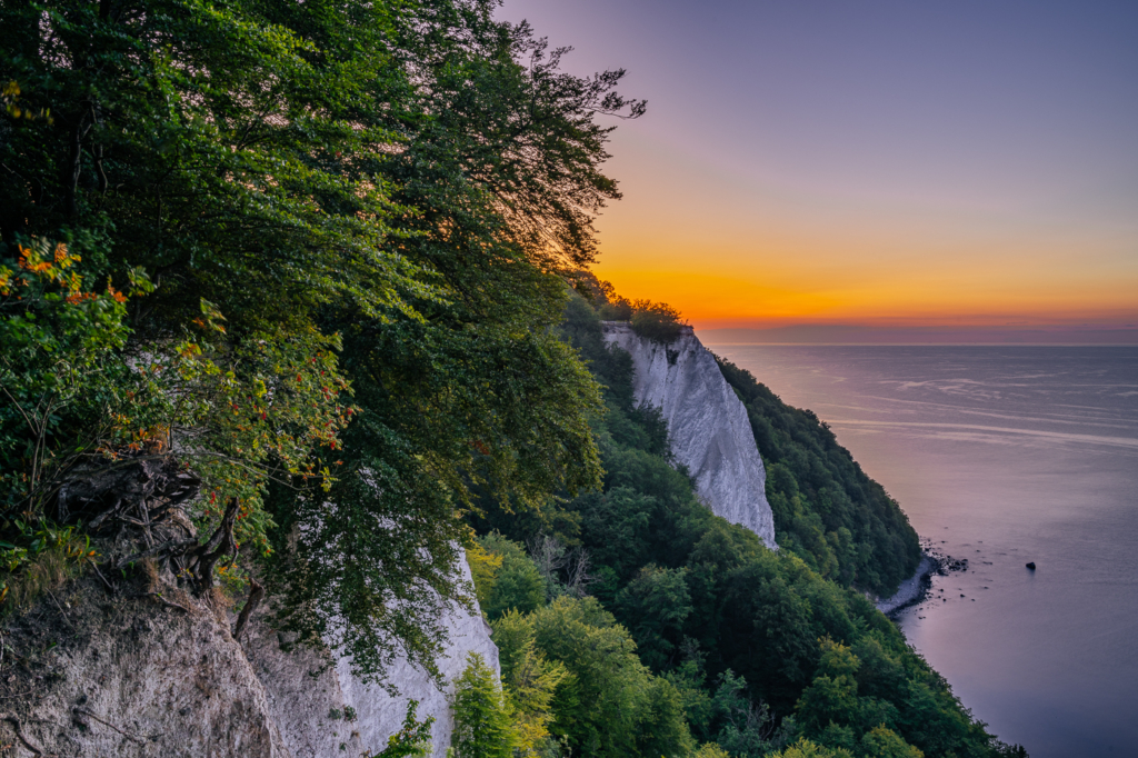 Der Königsstuhl auf der Insel Rügen im Abendrot.
