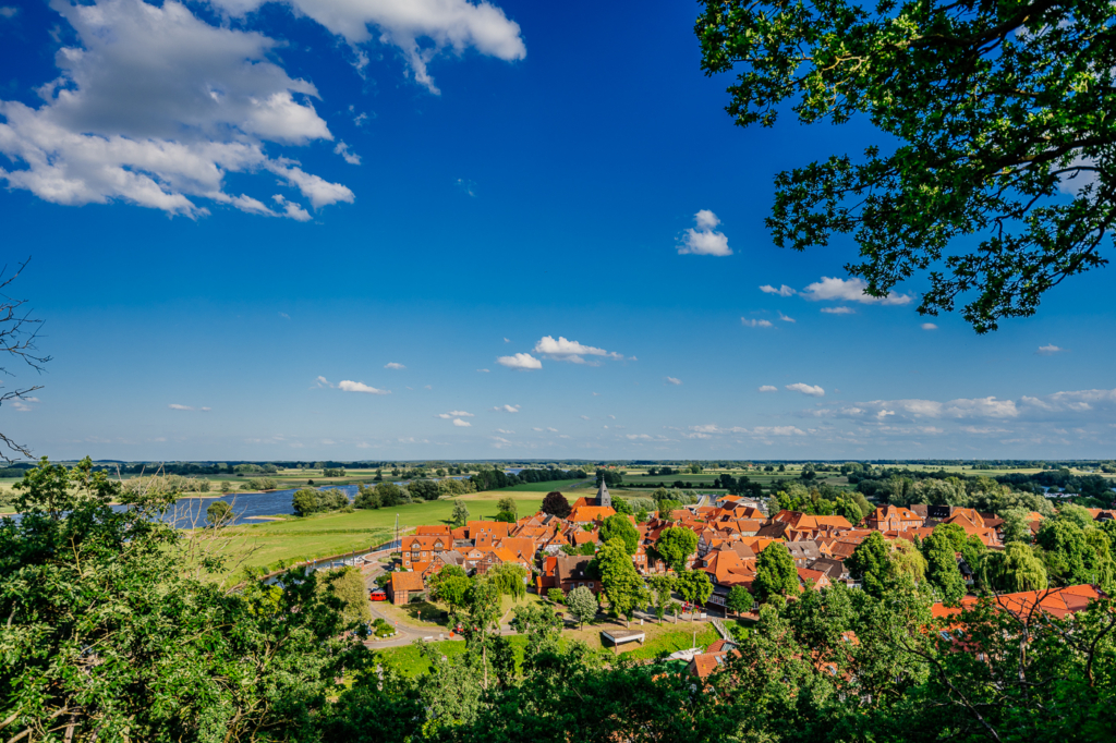 Blick über Hitzacker und die Elbe vom Weinberg