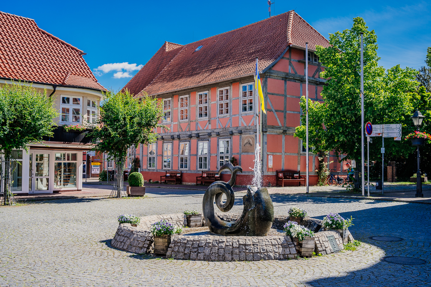 Bronzebrunnen am Markt in der Altstadt von Hitzacker