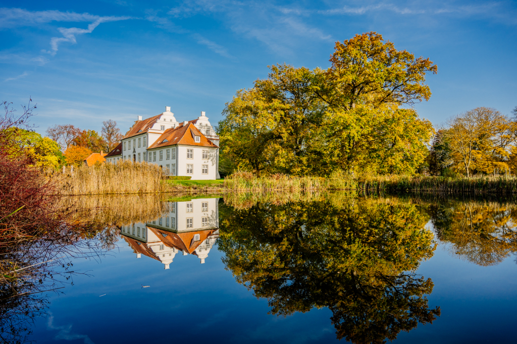 Gutshaus Boldevitz spiegelt sich im Herbstlicht