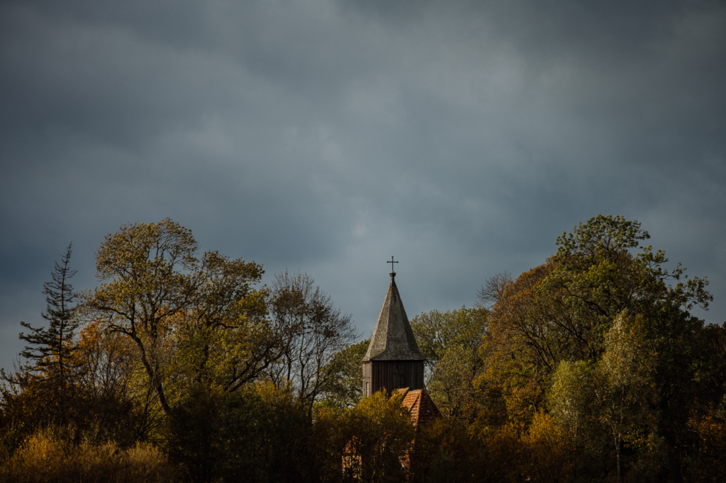 Der Kirchturm der Kirche von Groß Zicker im Herbst