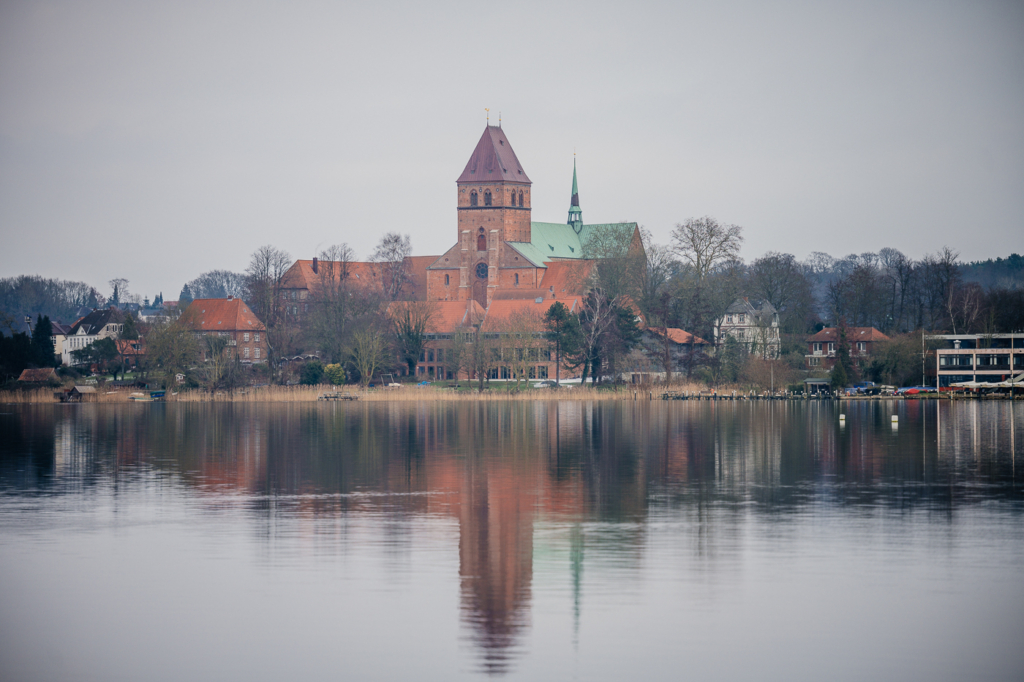 Der Ratzeburger Dom von der Seeseite aus mit Spiegelung im See