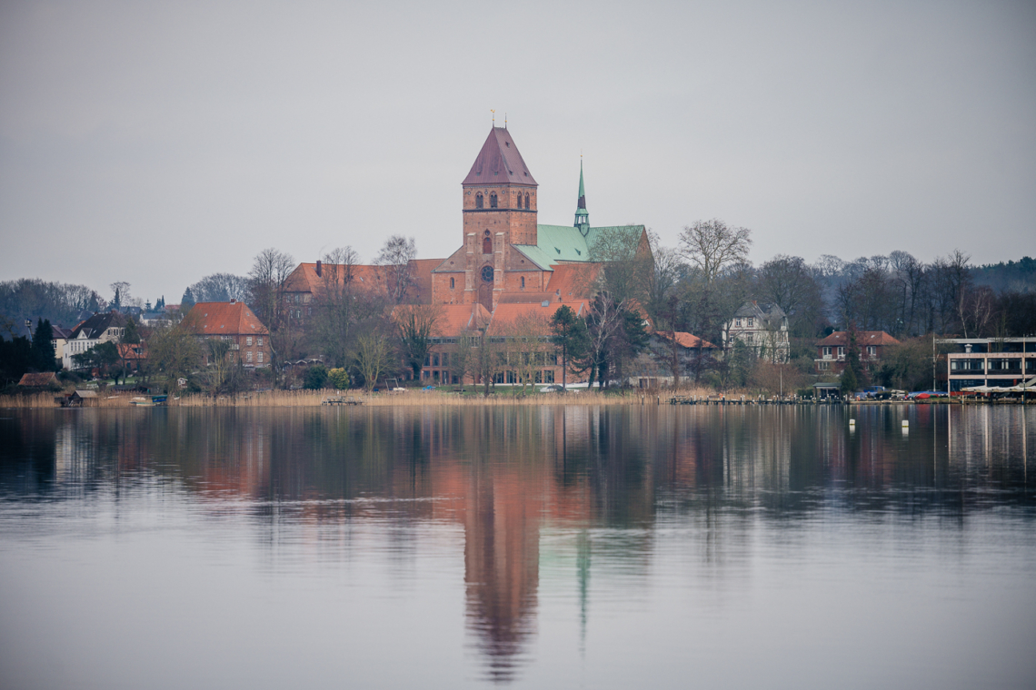 Der Ratzeburger Dom von der Seeseite aus mit Spiegelung im See