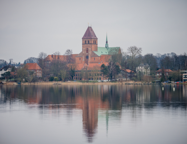 Der Ratzeburger Dom von der Seeseite aus mit Spiegelung im See