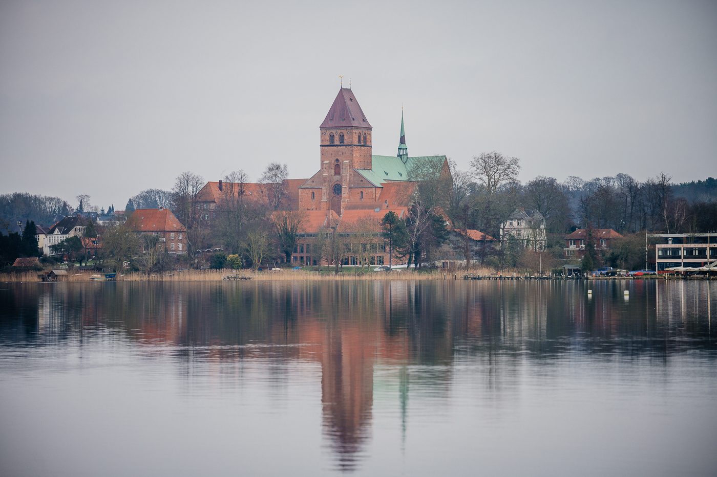 Der Ratzeburger Dom von der Seeseite aus mit Spiegelung im See Der Ratzeburger Dom von der Seeseite aus mit Spiegelung im See