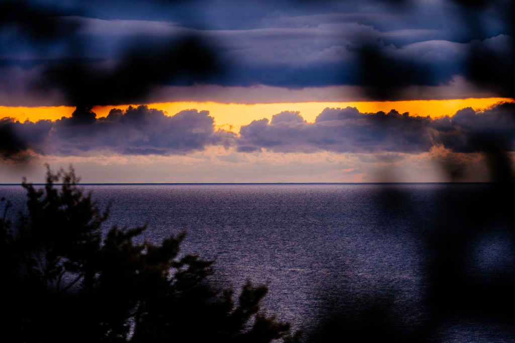 Blick von der Kreideküste im Nationalpark Jasmund auf die Ostsee unter dunklen Herbstwolken.