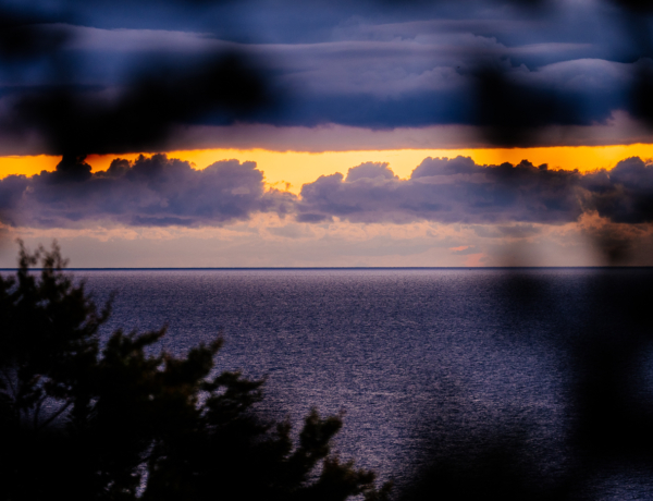 Blick von der Kreideküste im Nationalpark Jasmund auf die Ostsee unter dunklen Herbstwolken.