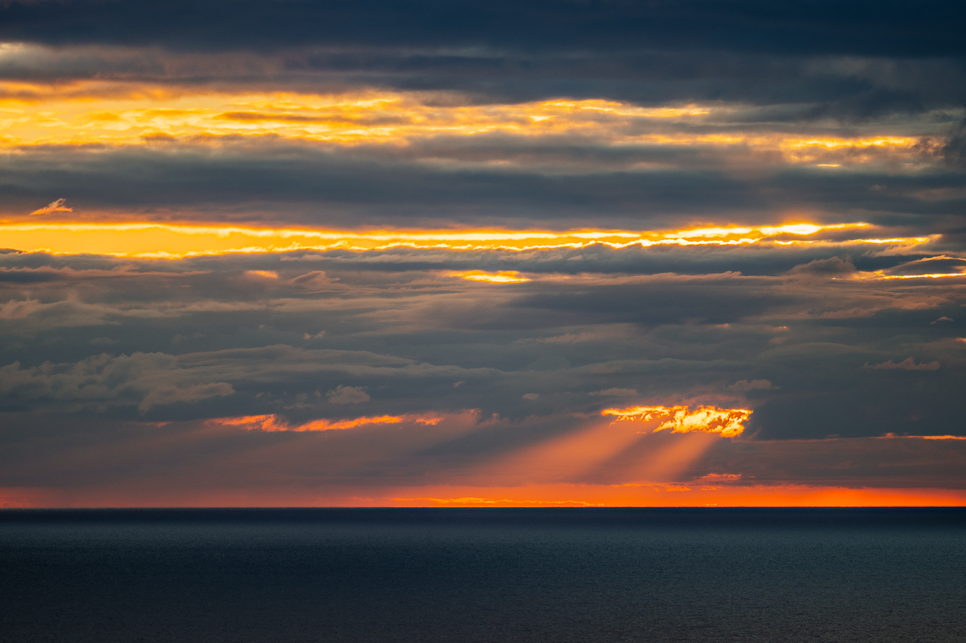 Sonnenaufgang über der Ostsee vor der Kreideküste im Nationalpark Jasmund auf Rügen mit dunklen Wolken. Sonnenaufgang über der Ostsee vor der Kreideküste im Nationalpark Jasmund auf Rügen mit dunklen Wolken.