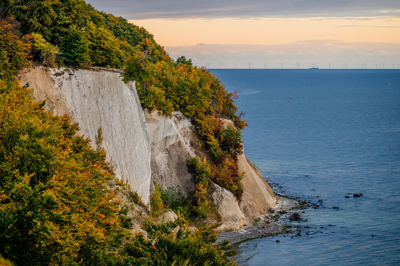 Kreidefelsen im Nationalpark Jasmund auf Rügen mit herbstlichem Buchenwald und Blick über die Ostsee. Kreidefelsen im Nationalpark Jasmund auf Rügen mit herbstlichem Buchenwald und Blick über die Ostsee.