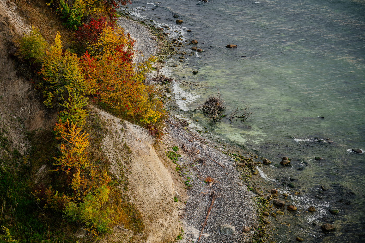 Blick von der Kreideküste im Nationalpark Jasmund auf Herbstwald, Geröllstrand und Ostsee. Blick von der Kreideküste im Nationalpark Jasmund auf Herbstwald, Geröllstrand und Ostsee.