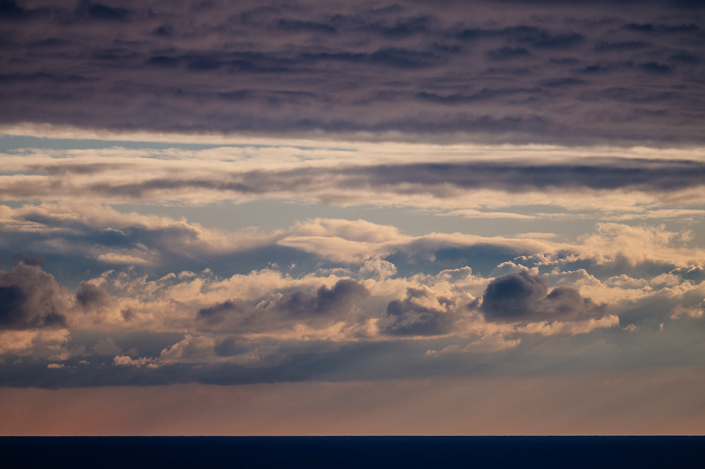 Dunkle Wolken über der Ostsee vor der Kreideküste im Nationalpark Jasmund auf Rügen. Dunkle Wolken über der Ostsee vor der Kreideküste im Nationalpark Jasmund auf Rügen.