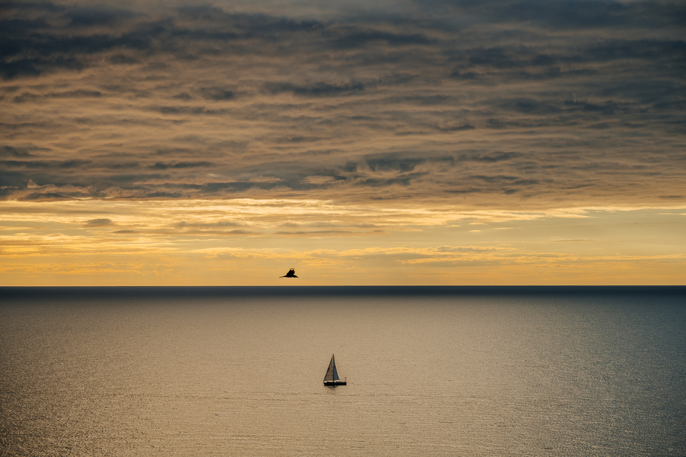 Segelboot auf der Ostsee vor der Kreideküste im Nationalpark Jasmund auf Rügen unter herbstlichem Wolkenhimmel. Segelboot auf der Ostsee vor der Kreideküste im Nationalpark Jasmund auf Rügen unter herbstlichem Wolkenhimmel.