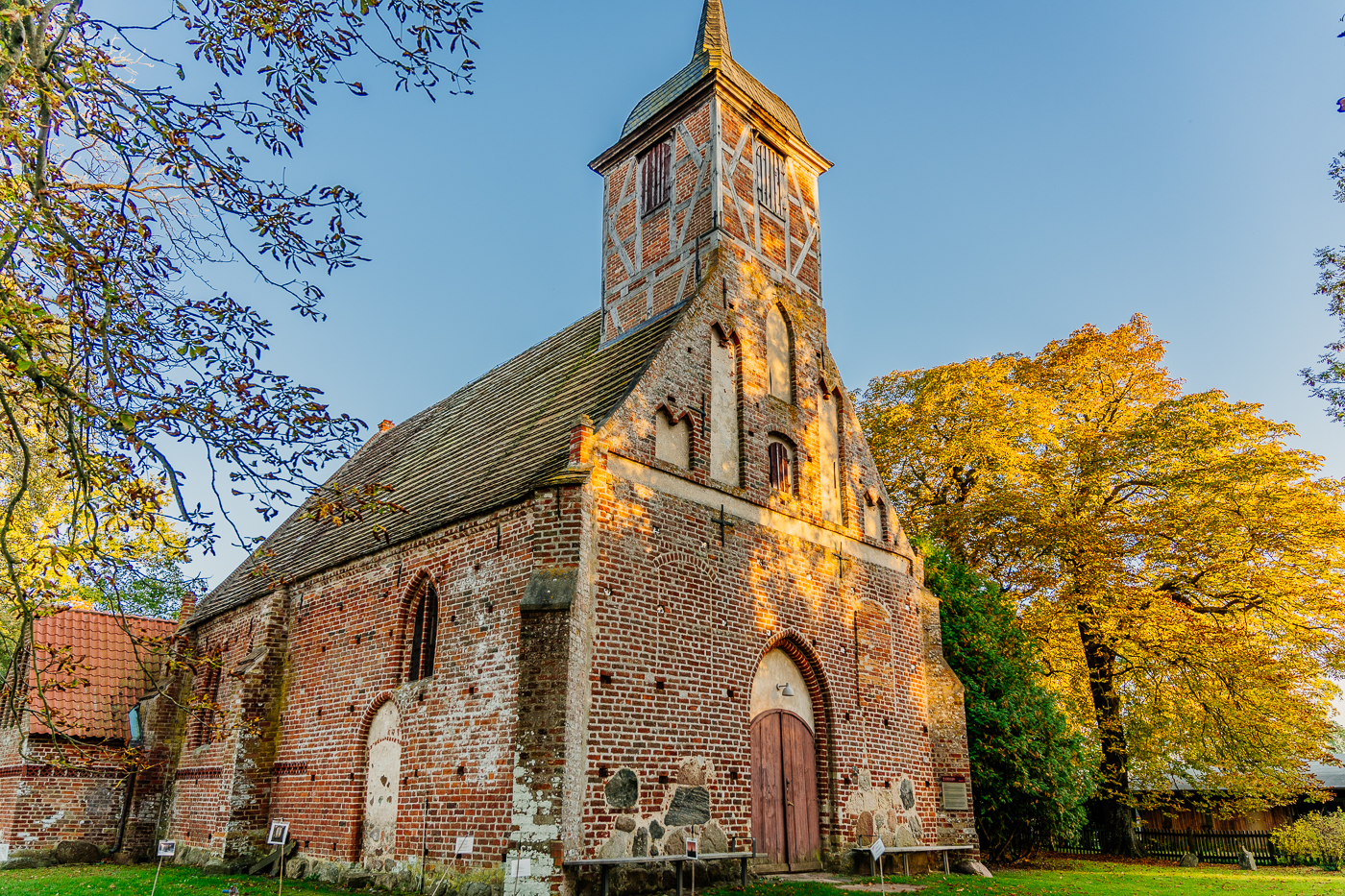 Kultur- und Wegekirche Landow auf Rügen im warmen Herbstlicht mit Backsteinmauern und Fachwerkturm. Kultur- und Wegekirche Landow auf Rügen im warmen Herbstlicht mit Backsteinmauern und Fachwerkturm.