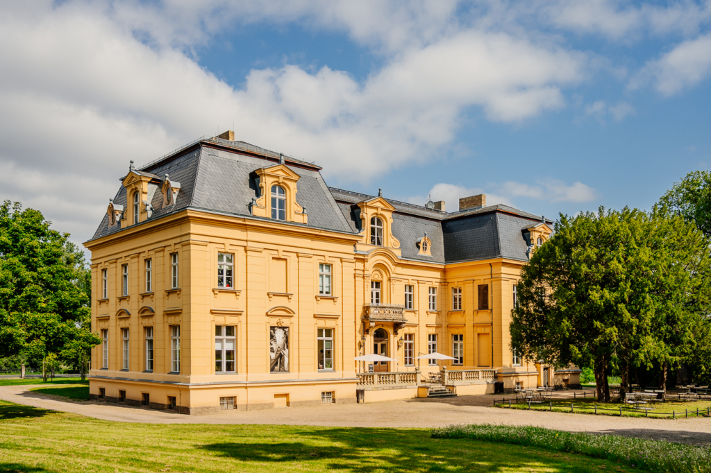 Oderbruchmuseum Altranft mit gelber Fassade und Parkanlage
