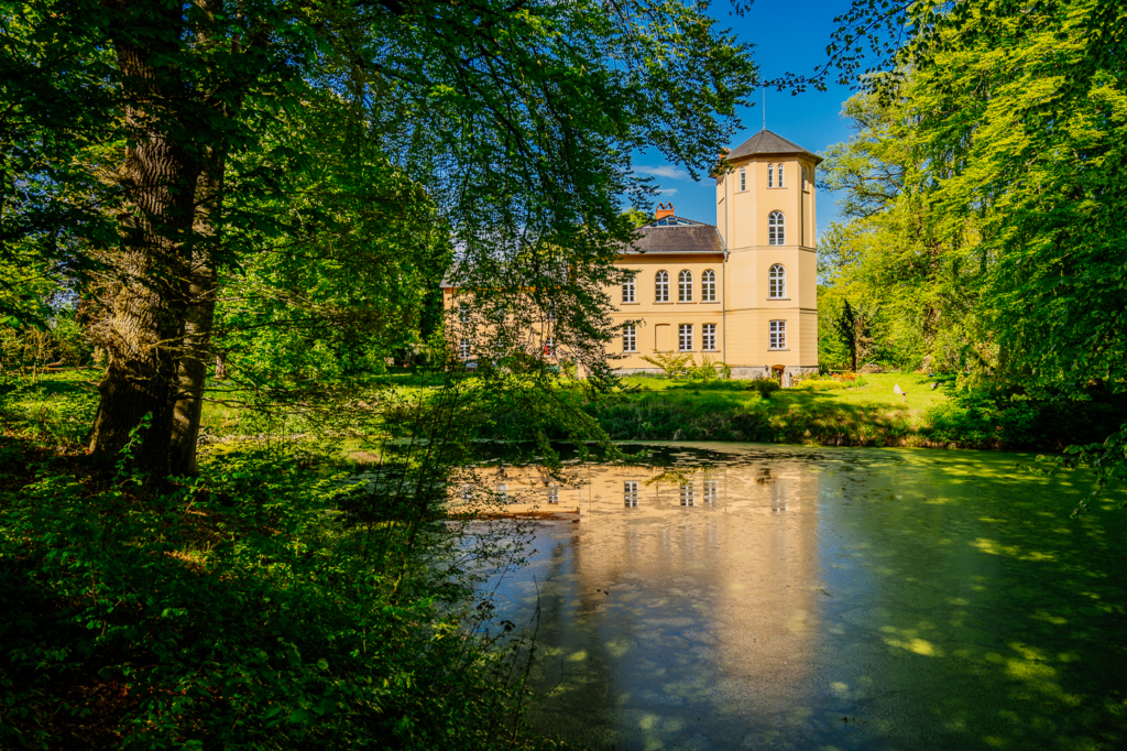 Herrenhaus Kölzow mit Spiegelung im Parkteich