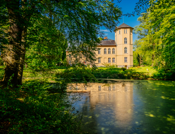 Herrenhaus Kölzow mit Spiegelung im Parkteich