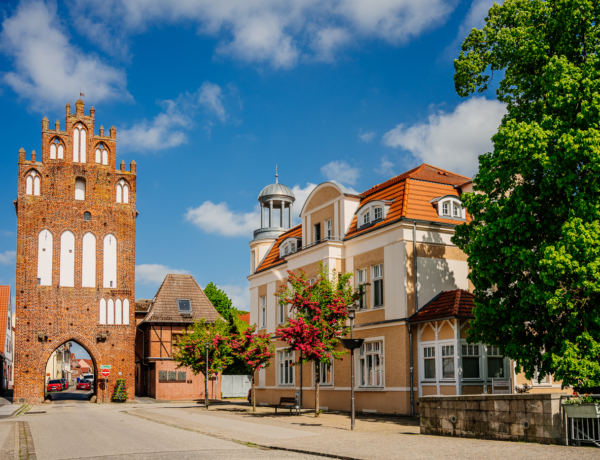 Mühlentor in Grimmen mit spätgotischem Backsteinturm an der historischen Stadtzufahrt unter blauem Frühlingshimmel