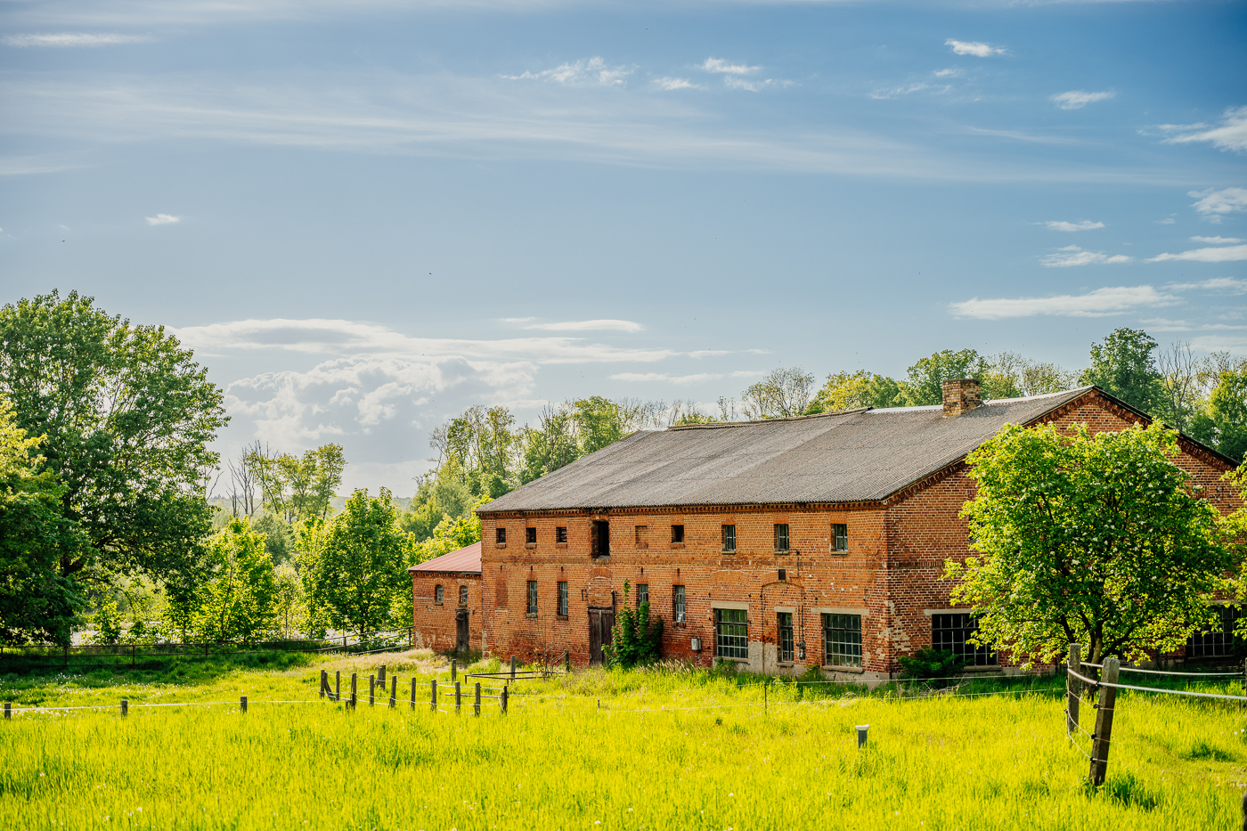 Großes altes Backstein-Wirtschaftsgebäude auf dem ehemaligen Gutsgelände in Holzendorf.