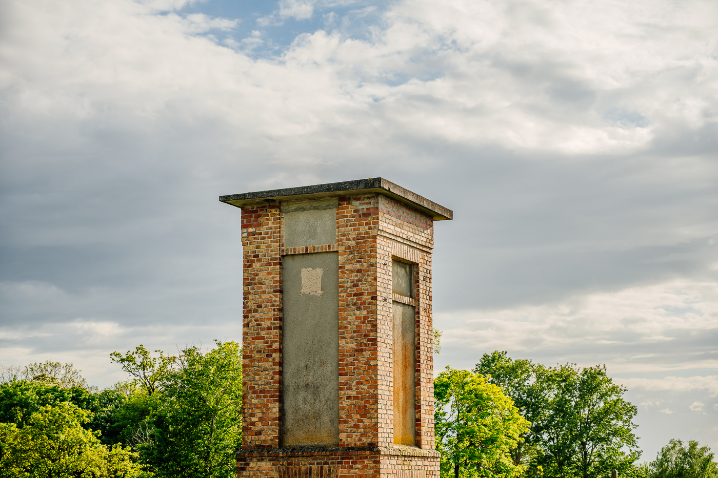 Hoher Backsteinturm auf dem ehemaligen Landwirtschaftsgelände in Holzendorf.
