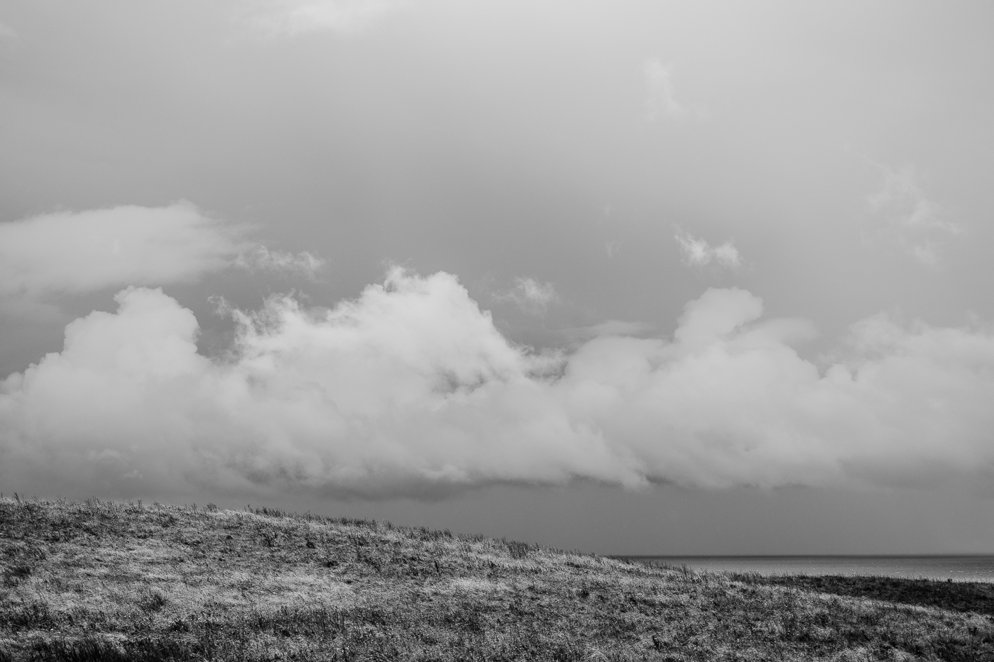 Regenwolken über den Zickerschen Bergen bei Groß Zicker auf Mönchgut.