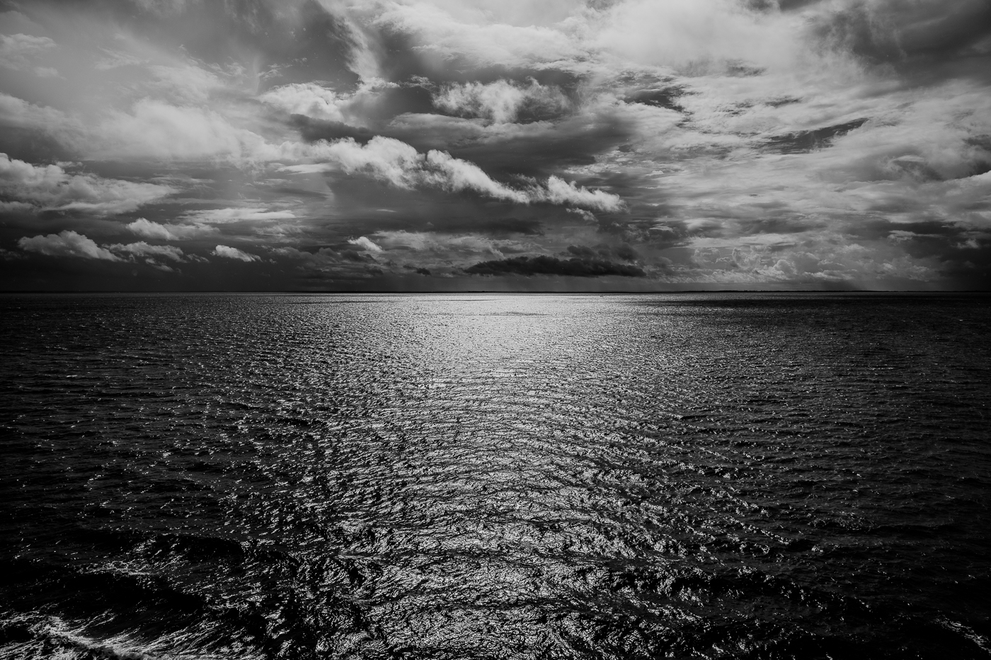 Wolken und Sonnenlicht über dem Greifswalder Bodden vor Mönchgut auf Rügen.