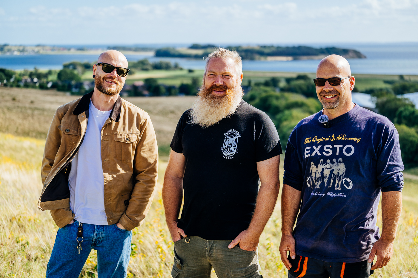 Robert, Schäfer Frank Westphal und Christian Westphal stehen auf den Zickerschen Bergen, hinter ihnen Bodden und Mönchguter Landschaft.